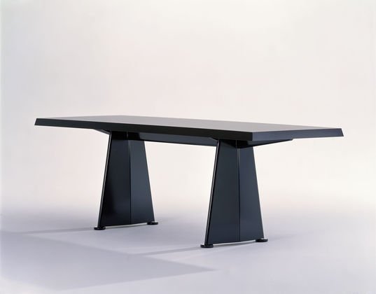 Vitra Trapeze tafel Van der Donk interieur