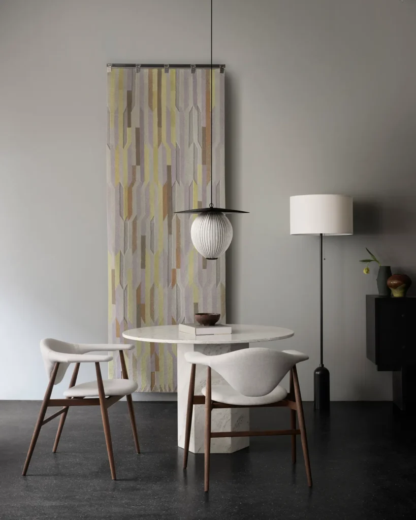 Gubi Masculo Dining Chair interieur sfeerfoto aan tafel