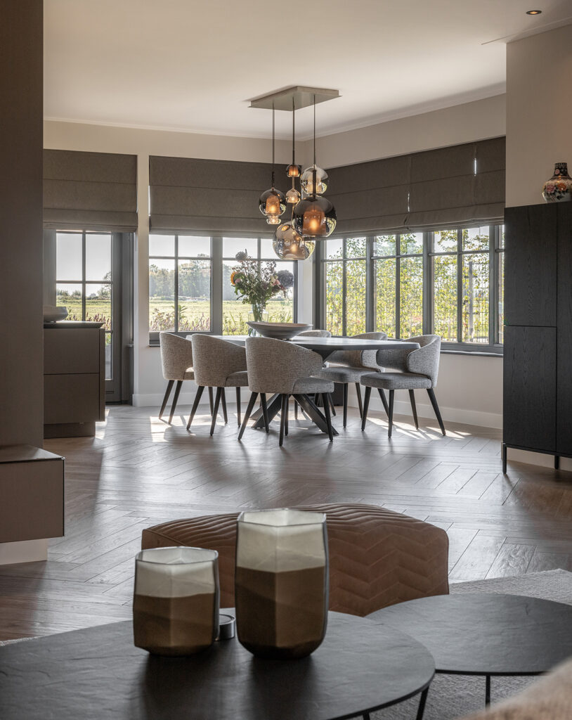 Zithoek Minotti kaarsen Onno eethoek Minotti Aston met Penta Glo lampen interieur sfeerfoto